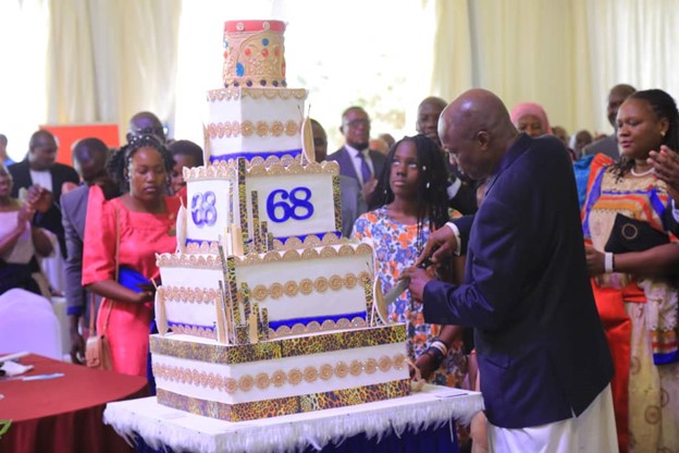 Kabaka Muwenda Mutebi cutting his birthday cake
