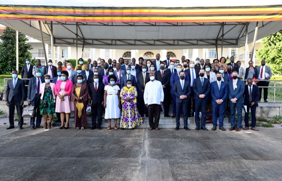 President Museveni poses for a photo with Private Sector Exporters and a delegation from the Republic of Serbia led by their Minister of Trade Hon. Tonislav Momirovic at State House in Entebbe on Wednesday 19th April 2023