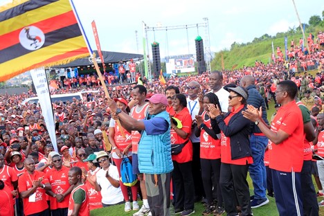 Kabaka Ronald Muwenda Mutebi II flags off the runners at Lubiri Mengo on Sunday, 16th April 2023